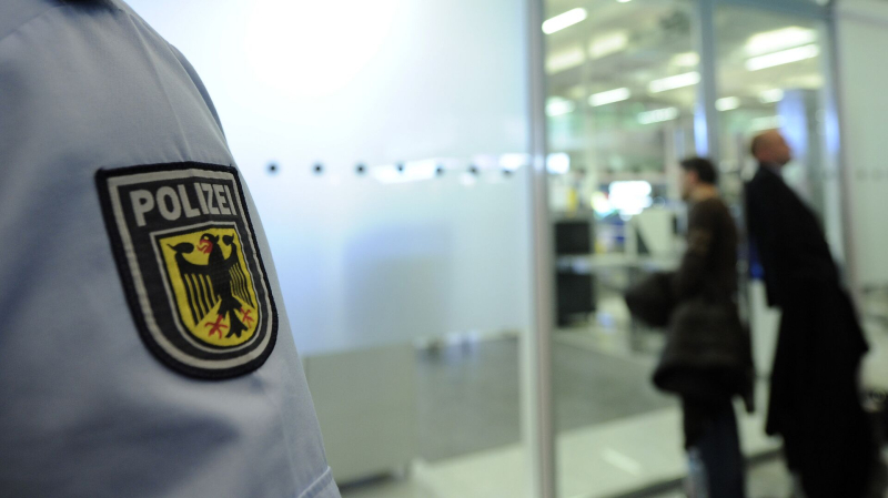 СМИ: взявший заложников в аэропорту Гамбурга бросил два коктейля Молотова