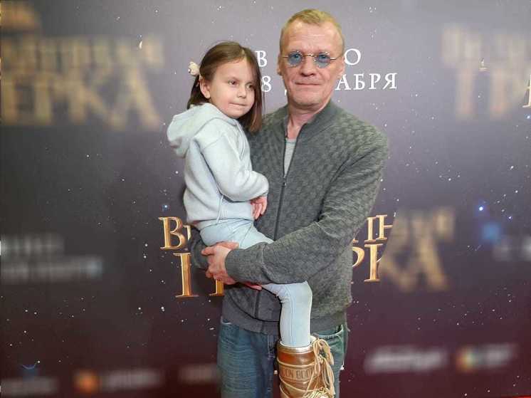 Алексей Серебряков неприлично рассказал о Новом годе и показал внучку