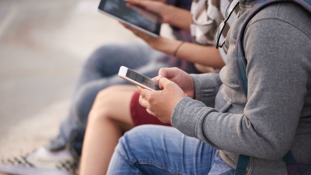 Чрезмерное использование смартфонов связано с риском для психического здоровья подростков