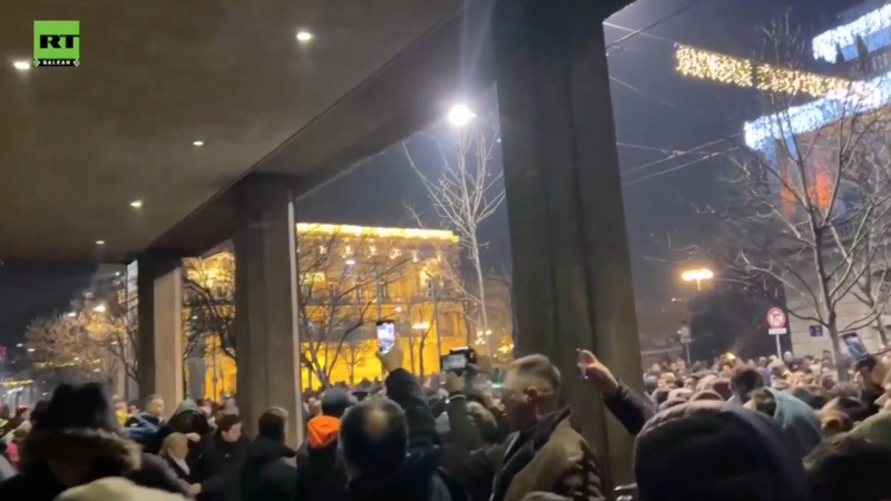 Сторонники сербской оппозиции перекрыли движение перед избиркомом