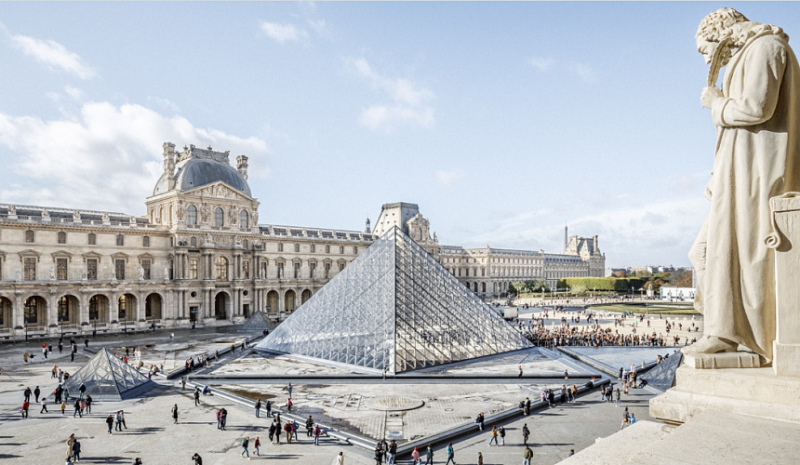 Туристов в Париже ждет рост цен в Лувр: летом также дороже станет проезд на метро и номера в отелях