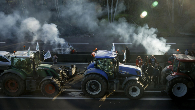 Броневики и вертолеты: Париж готовится к блокаде из-за "осады" фермерами
