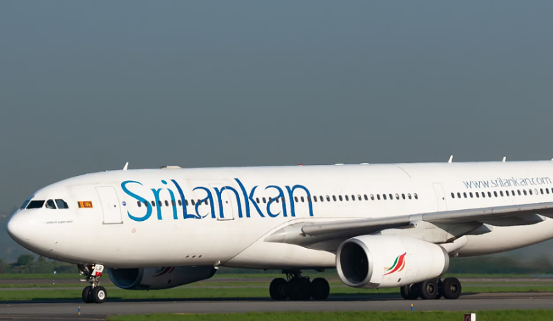 Пилот SriLankan Airlines поругался с коллегой и запер ее в туалете во время рейса